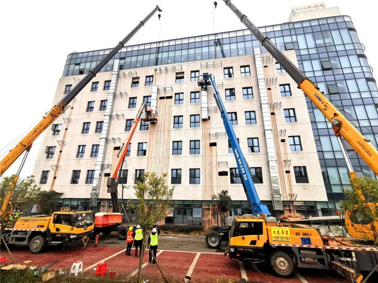 2.7.3安装公司成都市公卫中心二期装修改造项目 ——吊车施工 2.7.3安装公司成都市公卫中心二期装修改造项目 ——吊车施工